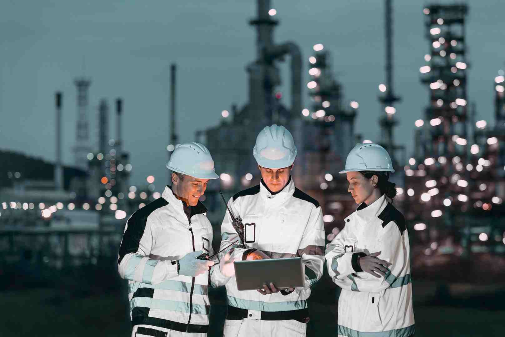 Engineers reviewing plant data on ppPLUS